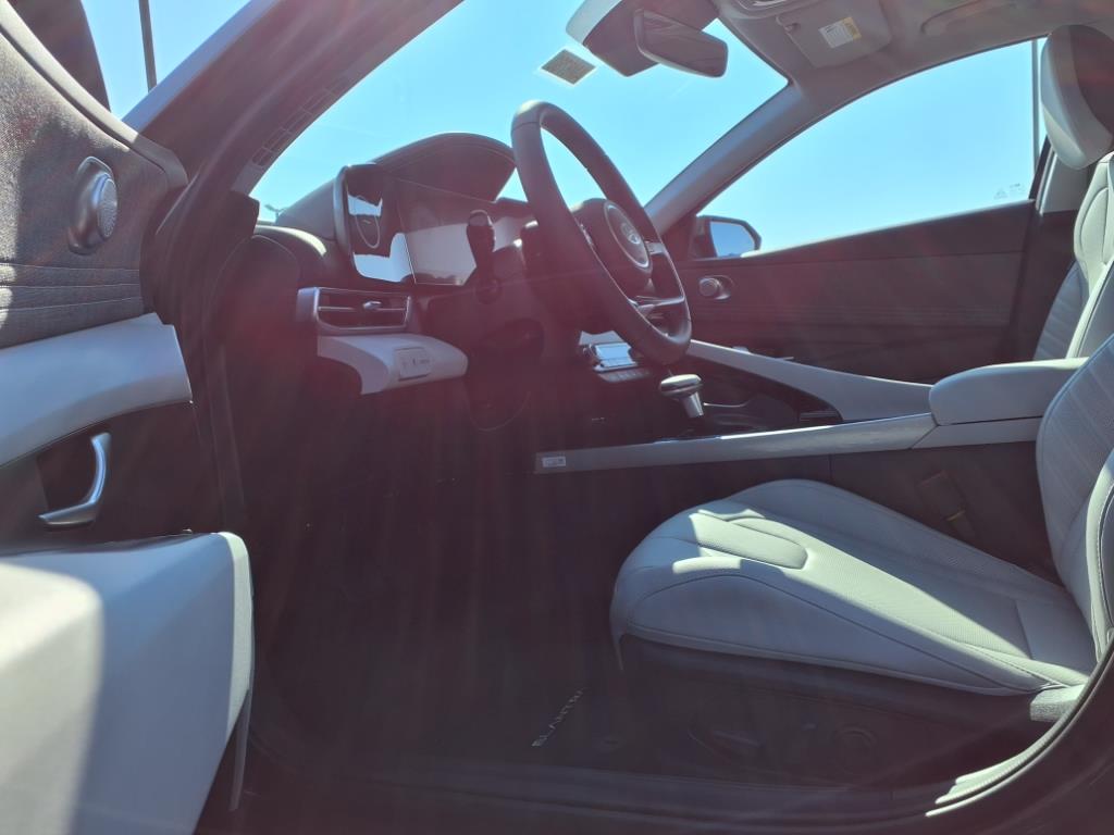2025 Hyundai Elantra Limited photo 15