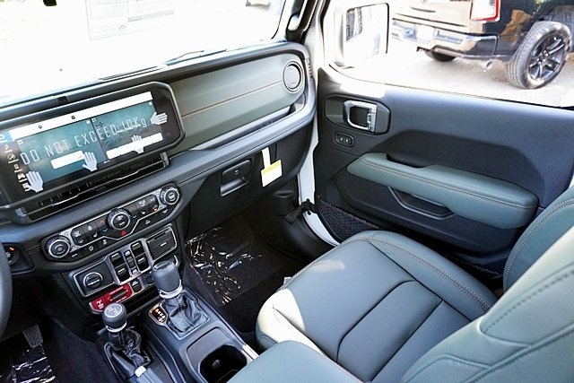 New 2025 Bright White Clear-Coat Exterior Paint Jeep Mojave image 27