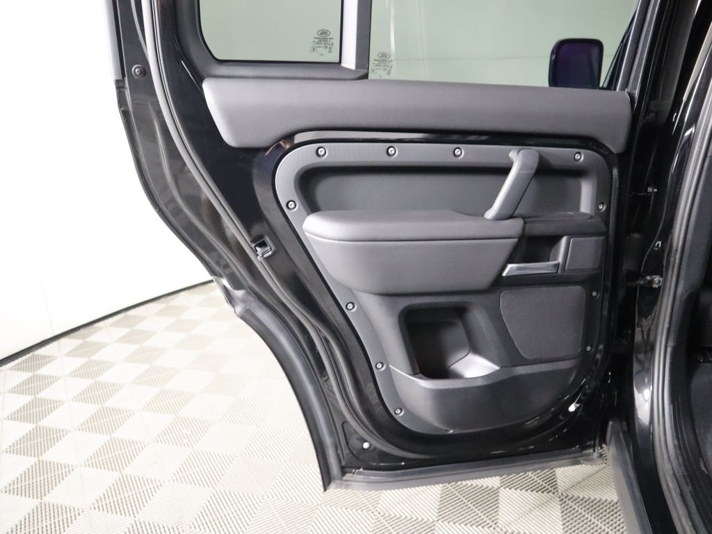 2025 Land Rover Defender 130 V8 photo 24