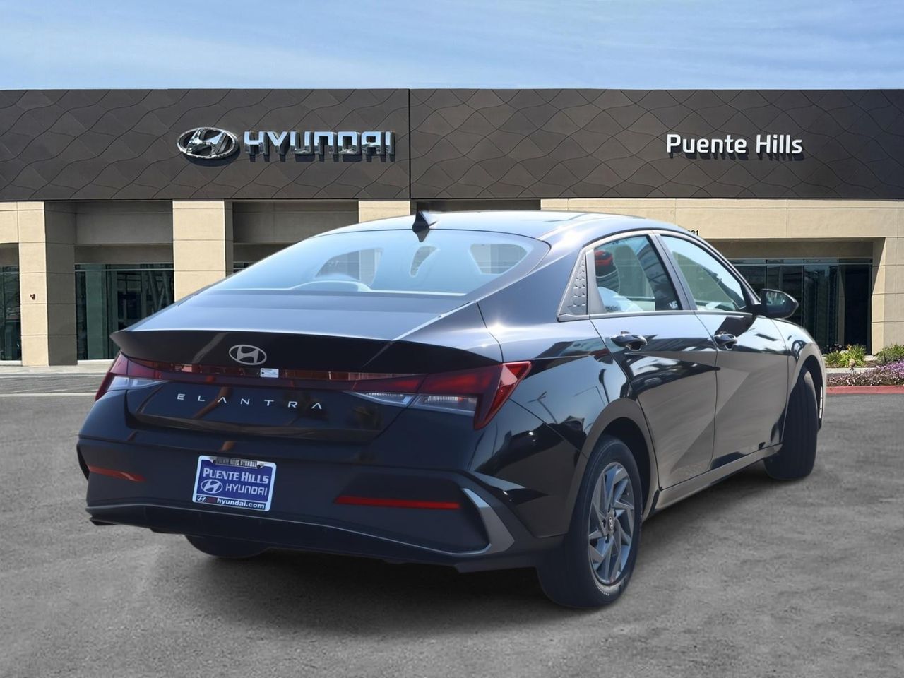 2025 Hyundai Elantra SEL Sport photo 2