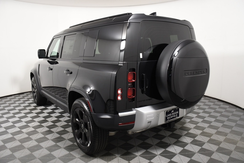 2025 Land Rover Defender 110 S photo 4