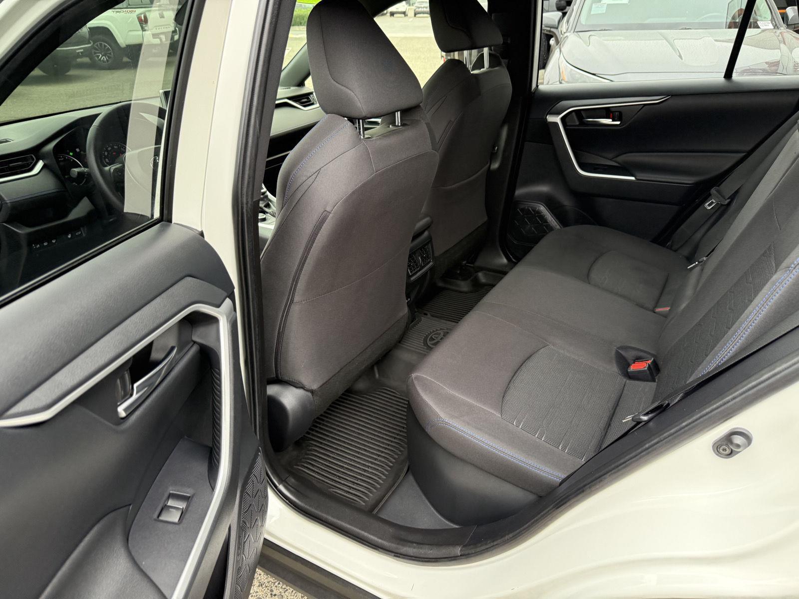 2022 Toyota RAV4 Hybrid SE photo 14