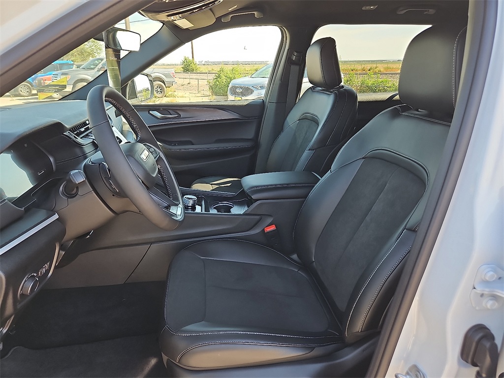 2025 Jeep Grand Cherokee Altitude photo 12
