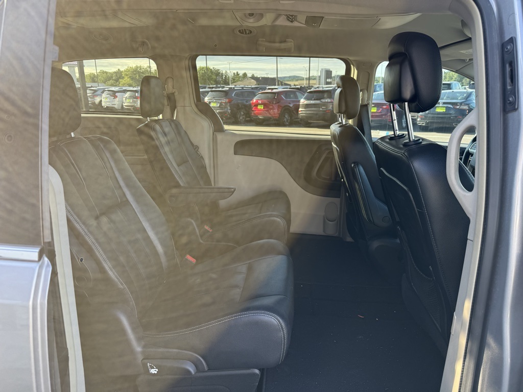 2015 Chrysler Town & Country Touring photo 11