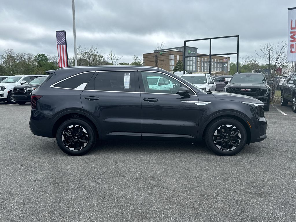 2025 Kia Sorento S photo 2