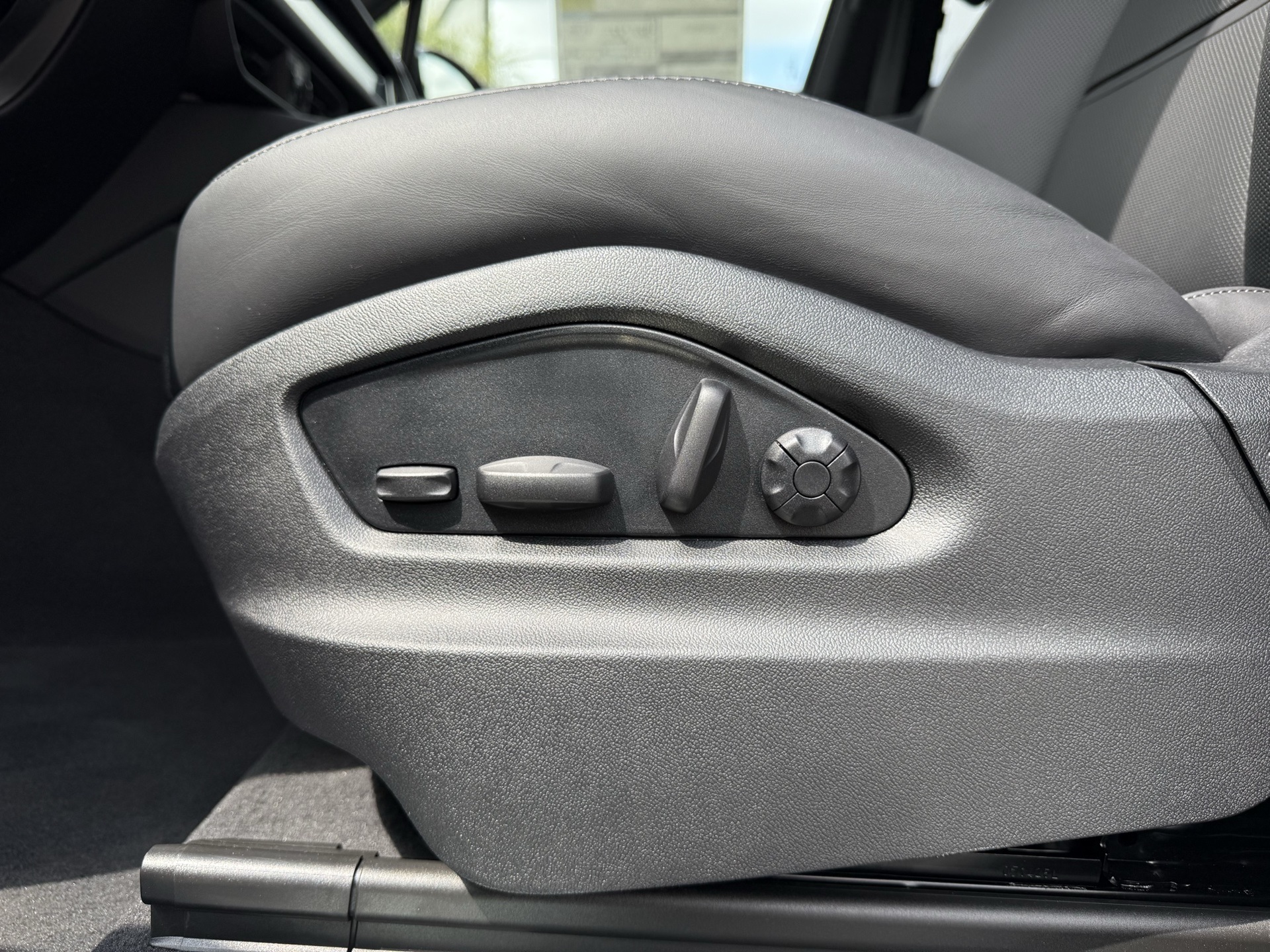 2025 Porsche Cayenne E-Hybrid S photo 24