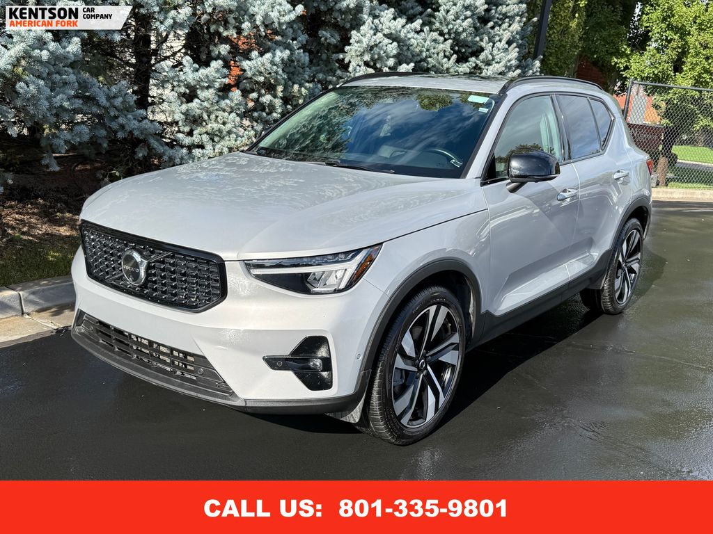 2025 Volvo XC40 Plus photo 2