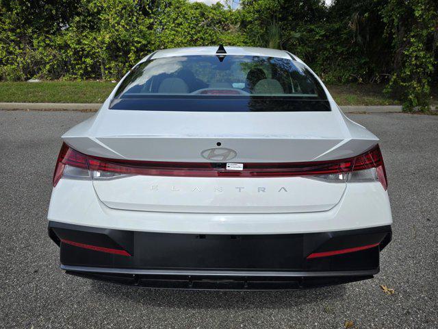 2025 Hyundai Elantra SEL Convenience photo 4
