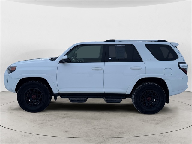 2022 Toyota 4Runner SR5 photo 2