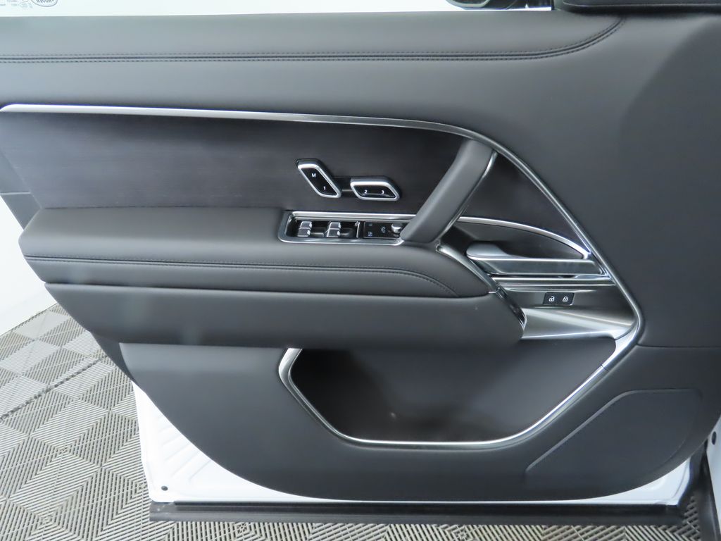 2025 Land Rover Range Rover SE photo 22