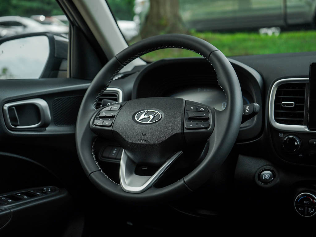 2025 Hyundai Venue SEL photo 13