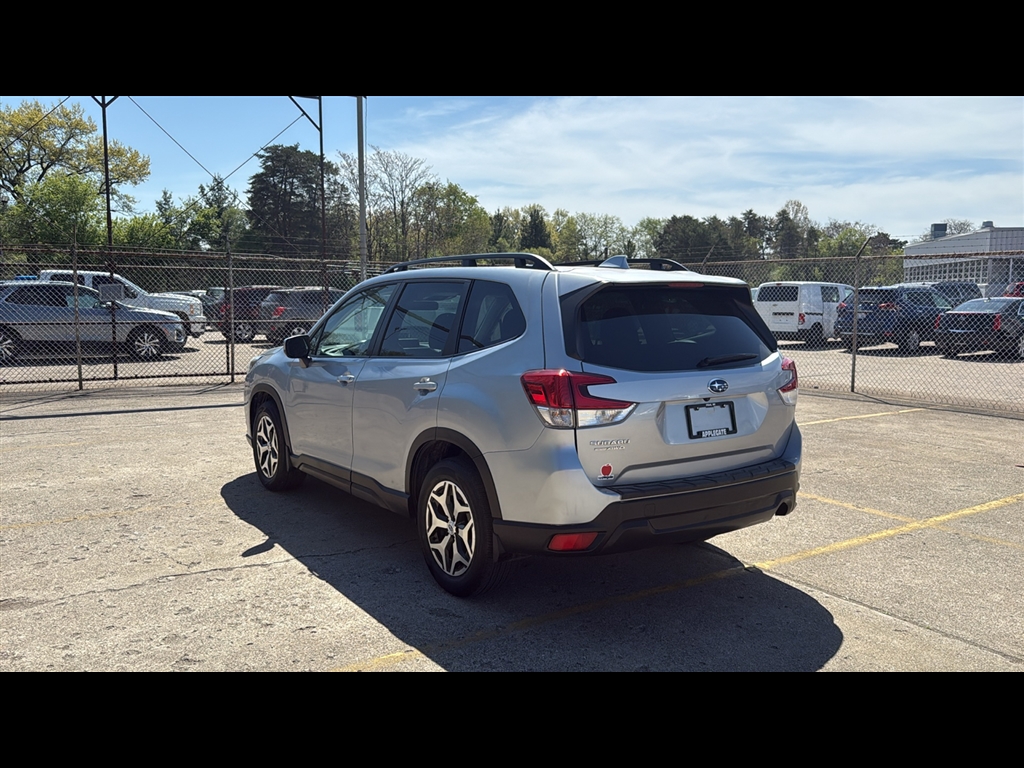 2023 Subaru Forester Premium photo 2