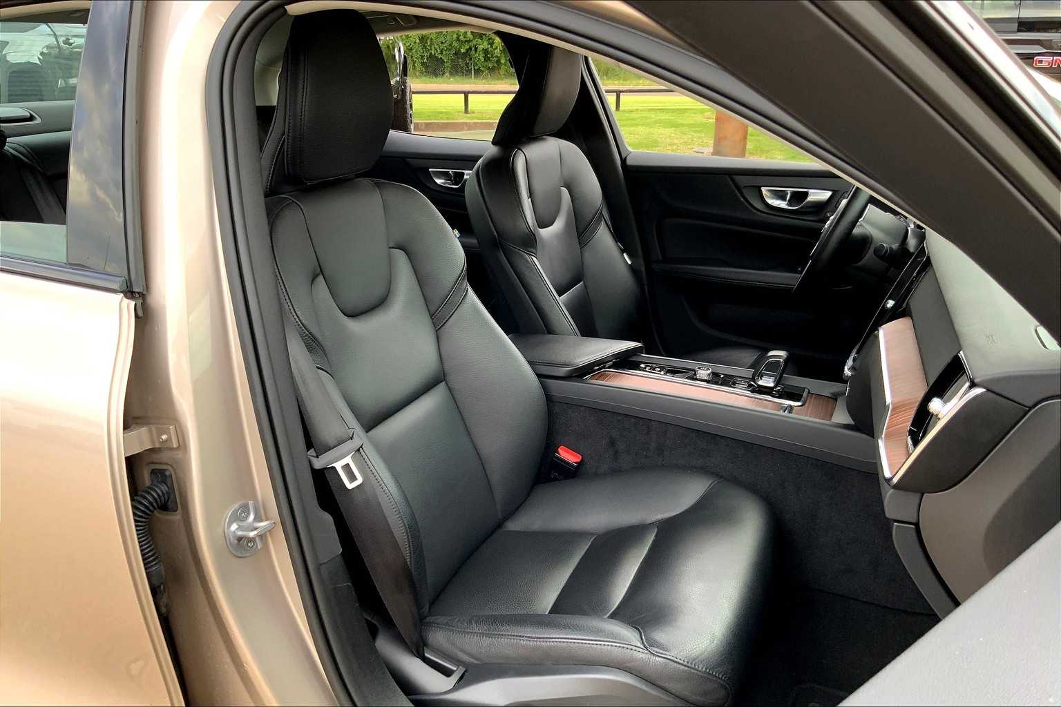 2024 Volvo S60 Plus photo 8