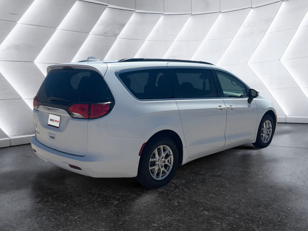 2020 Chrysler Voyager LXi photo 3