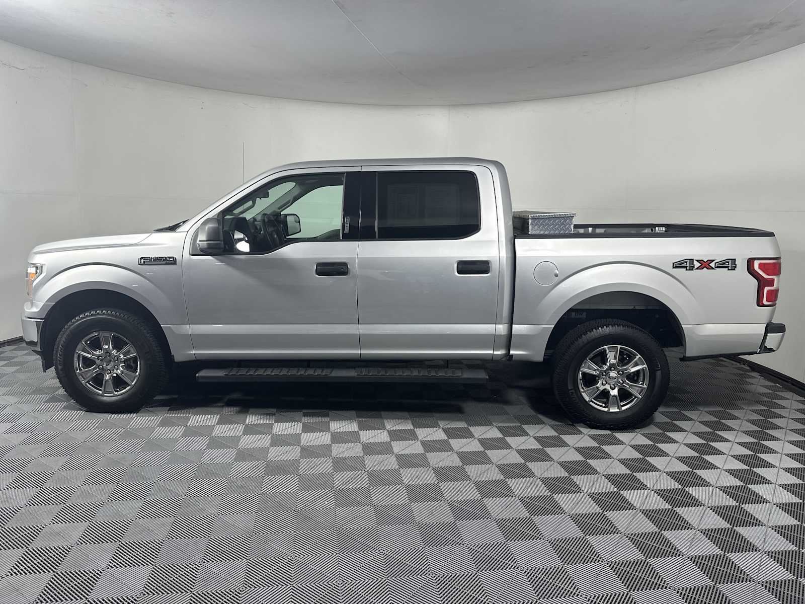 2019 Ford F-150 XLT photo 2