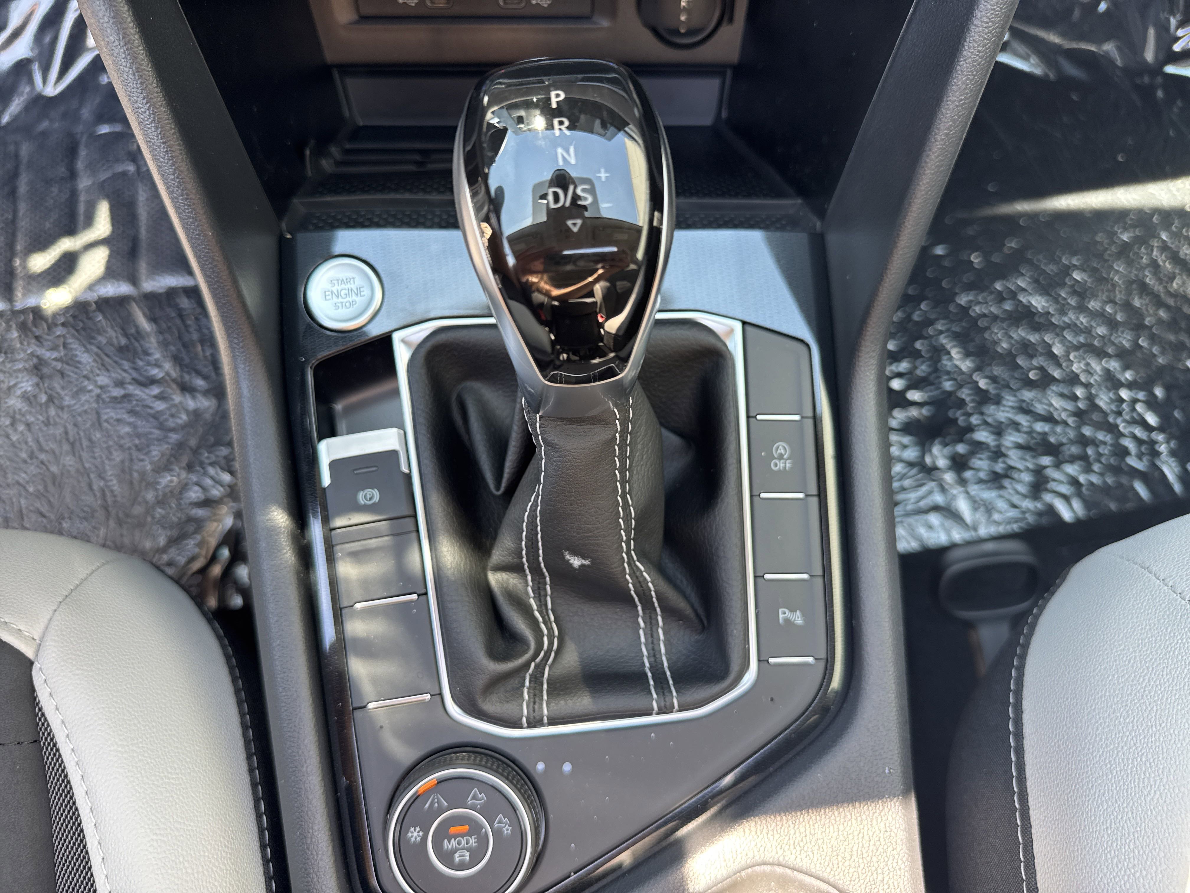 2025 Volkswagen Taos SE photo 3