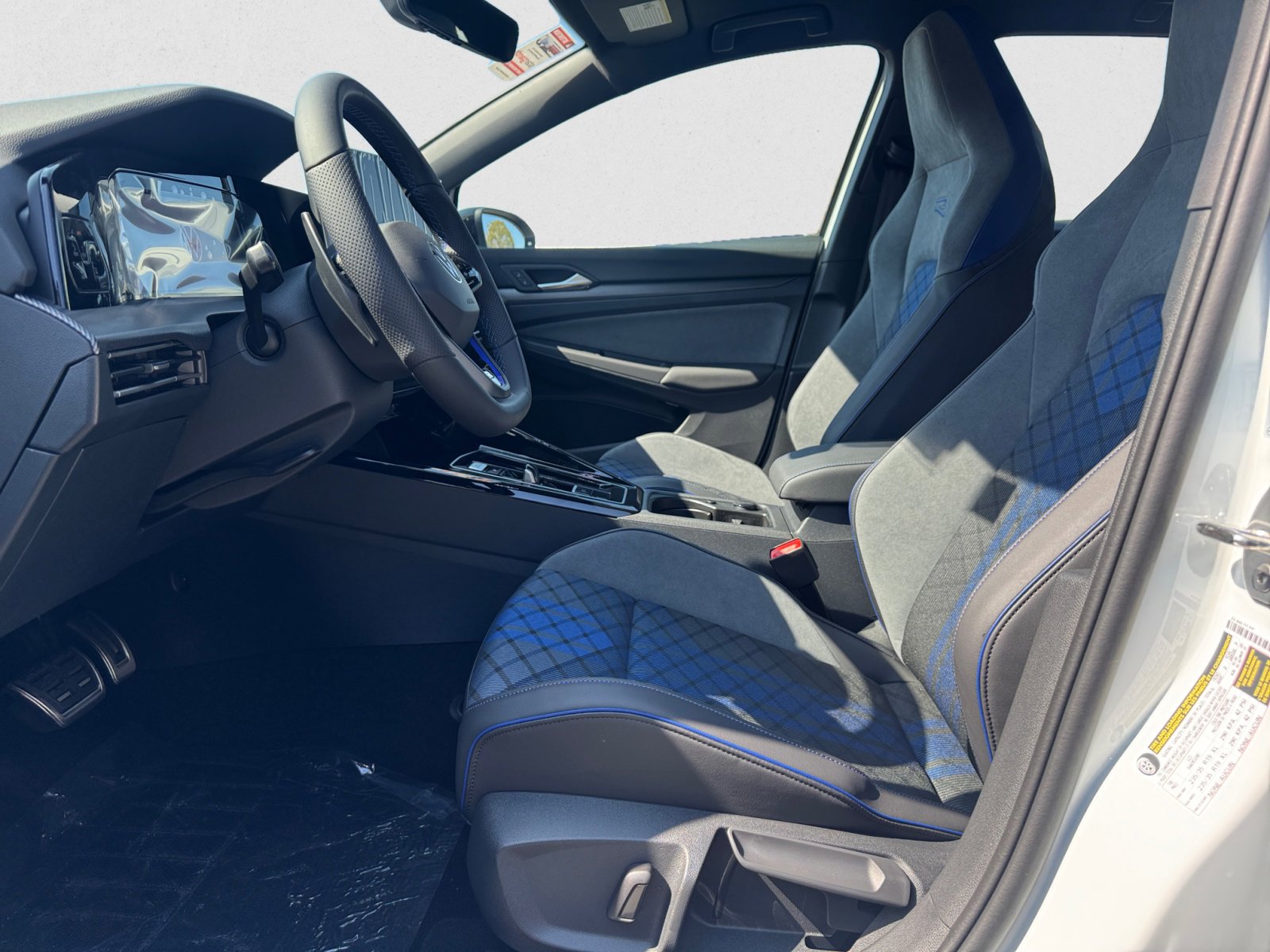 2025 Volkswagen Golf R 2.0 TSI photo 9