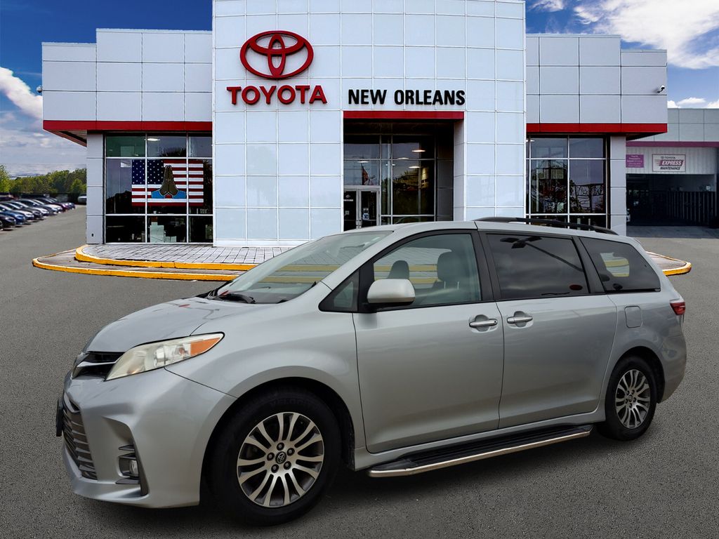 2019 Toyota Sienna XLE's photo