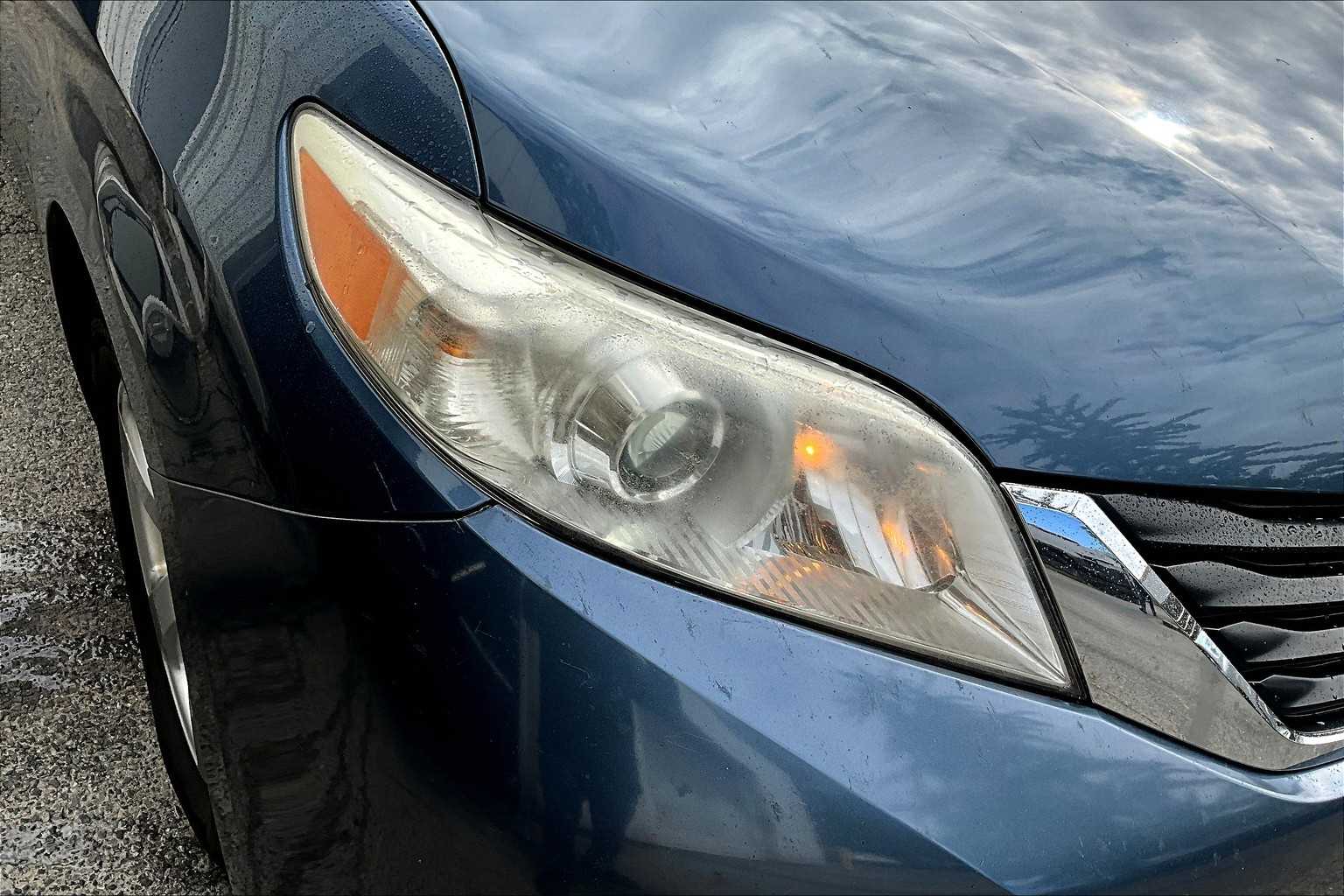 2014 Toyota Sienna LE photo 26