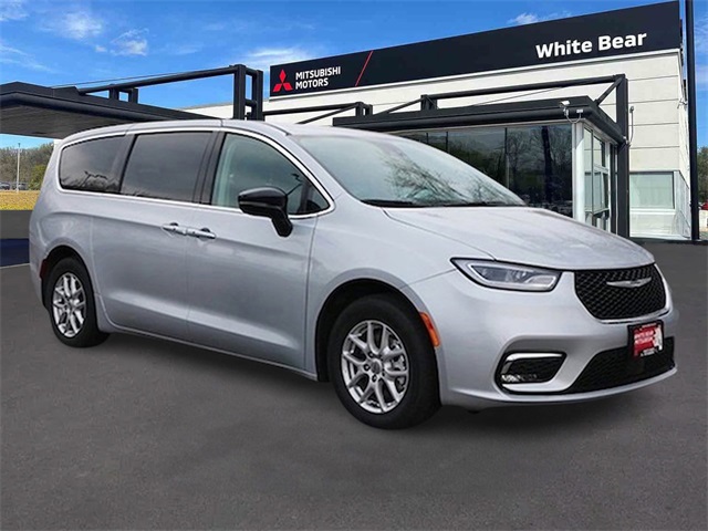 2024 Chrysler Pacifica Touring L's photo