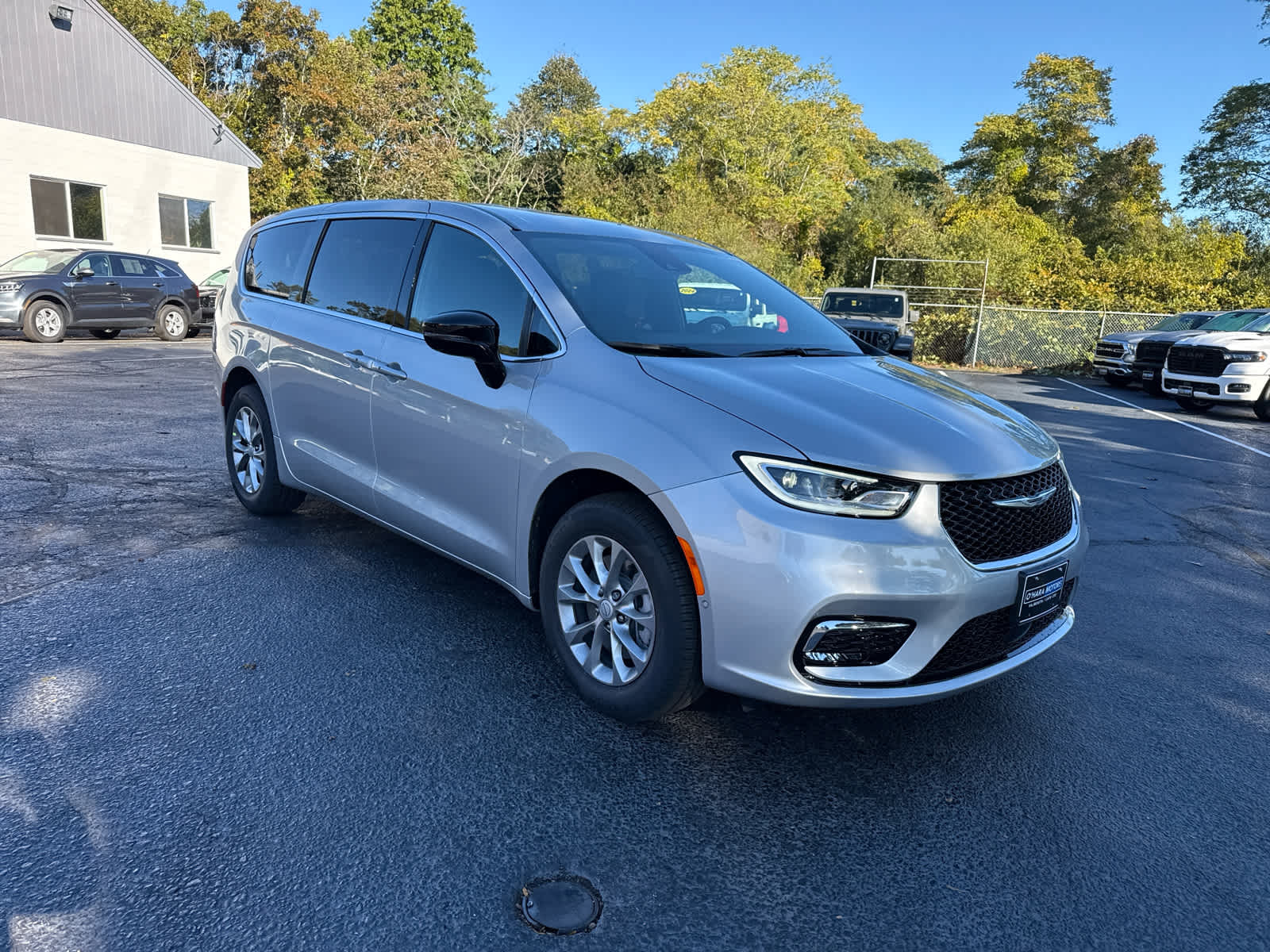 2026 Chrysler Pacifica Select's photo