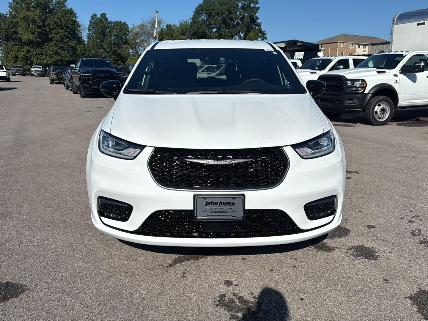 2026 Chrysler Pacifica photo 14