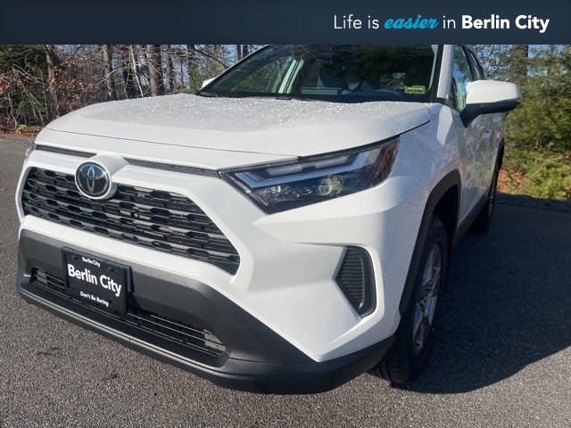 2025 Toyota RAV4 XLE's photo