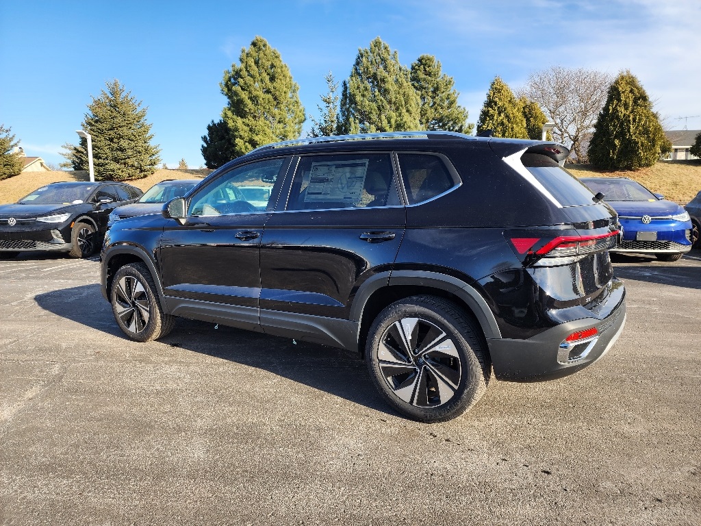 2025 Volkswagen Taos SE photo 4