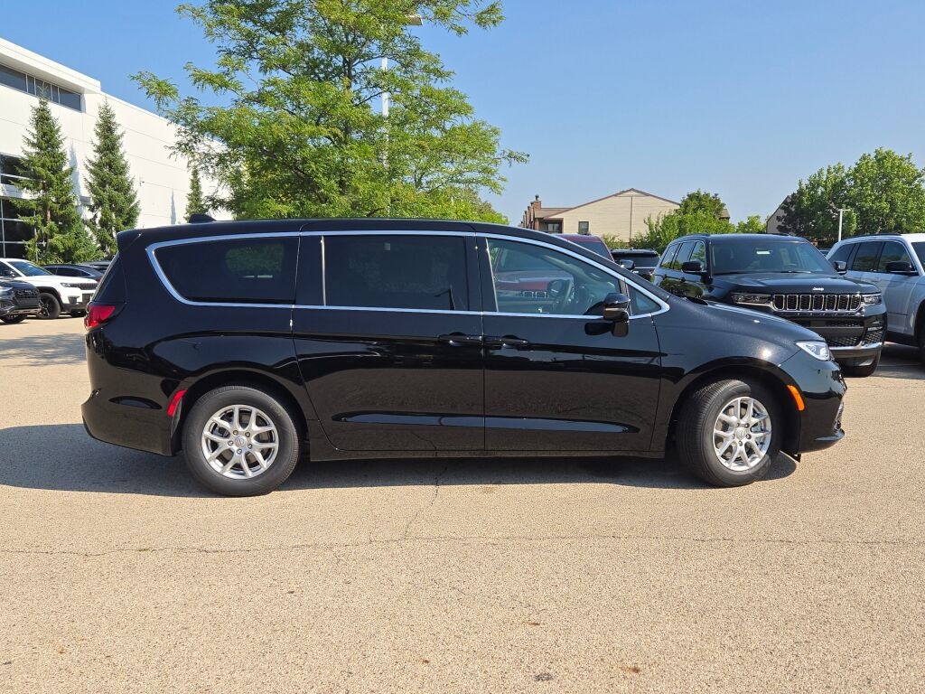 2026 Chrysler Pacifica photo 5