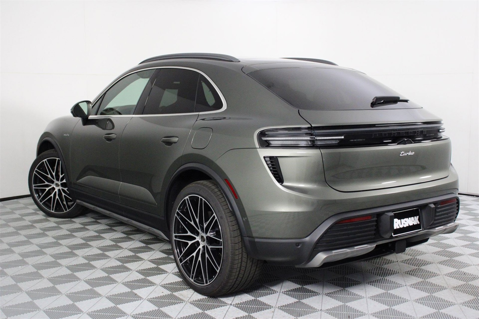 2025 Porsche Macan Electric Turbo photo 3