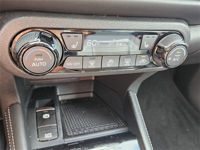 2024 Nissan Kicks SR photo 18