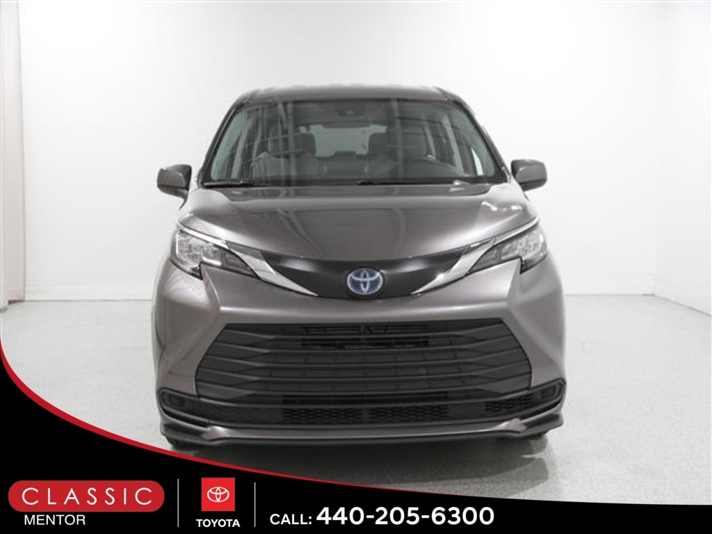 2023 Toyota Sienna LE photo 2