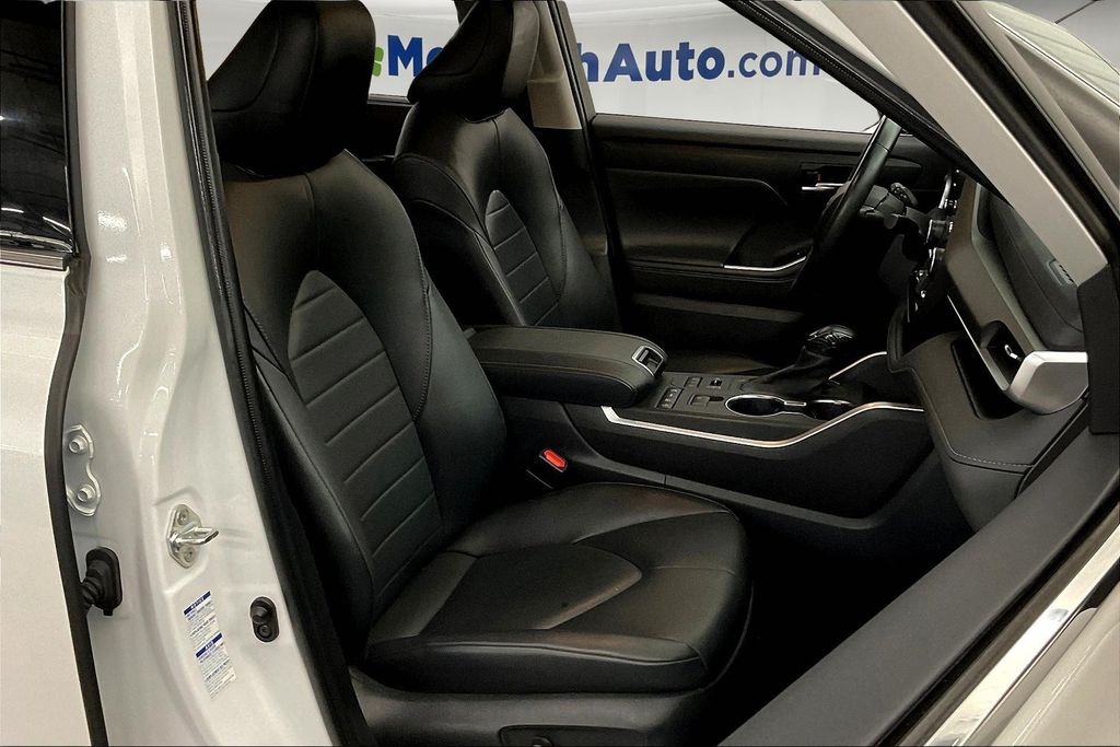 2022 Toyota Highlander XLE photo 8