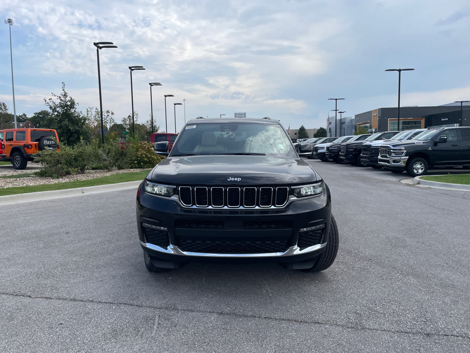2025 Jeep Grand Cherokee Limited photo 3