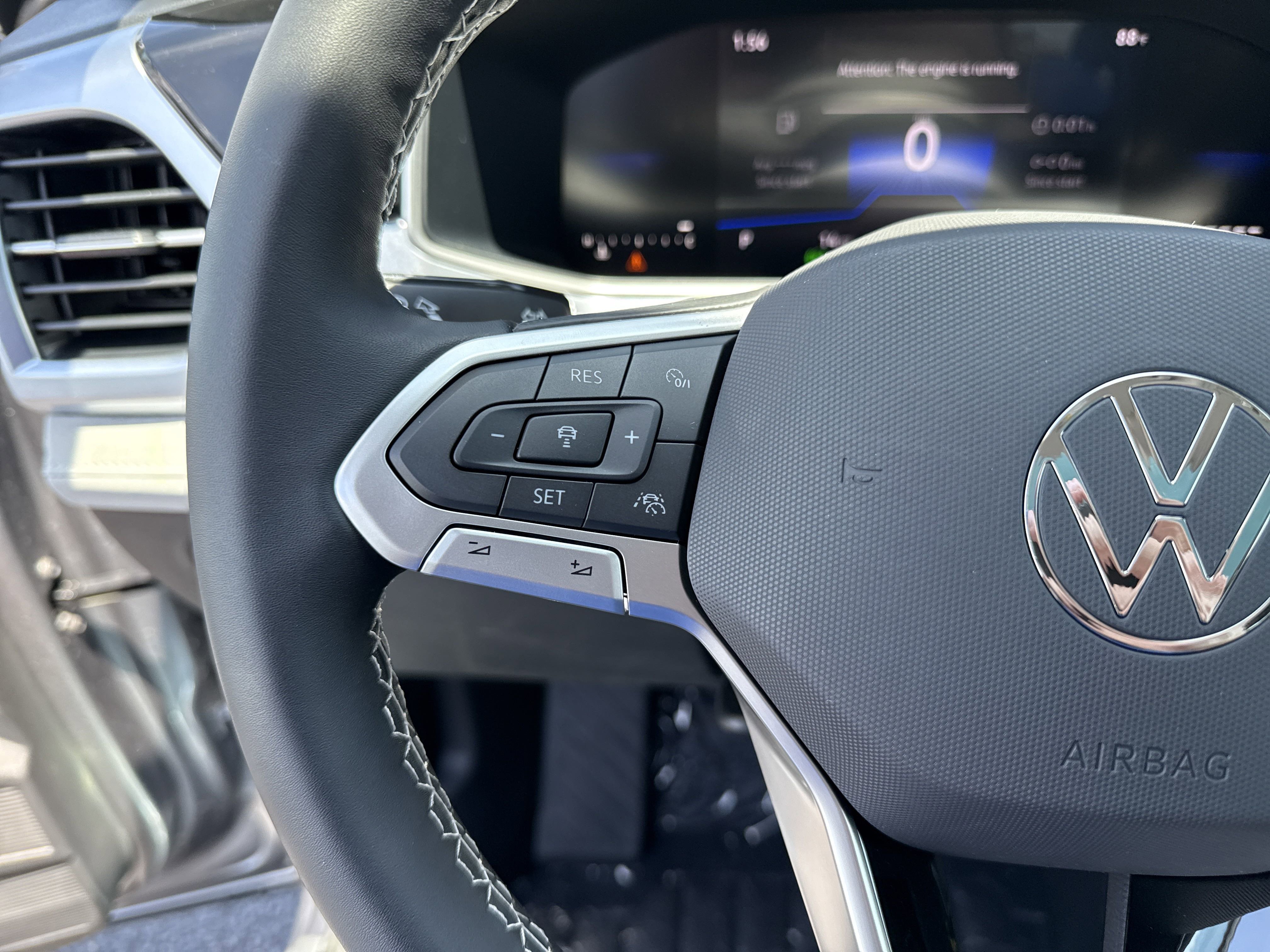 2025 Volkswagen Taos SE photo 4