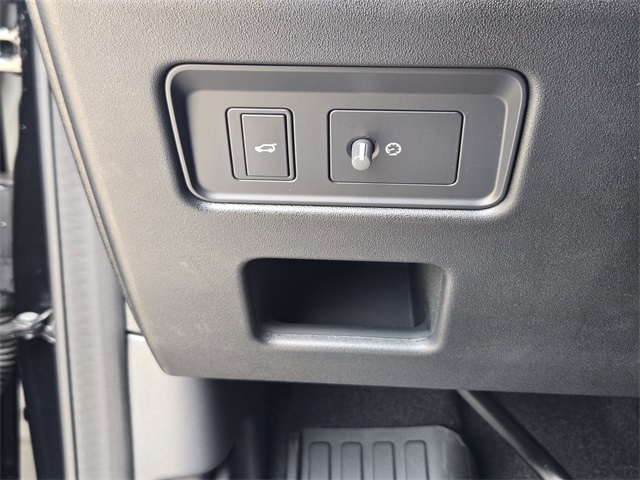 2025 Land Rover Discovery S photo 16