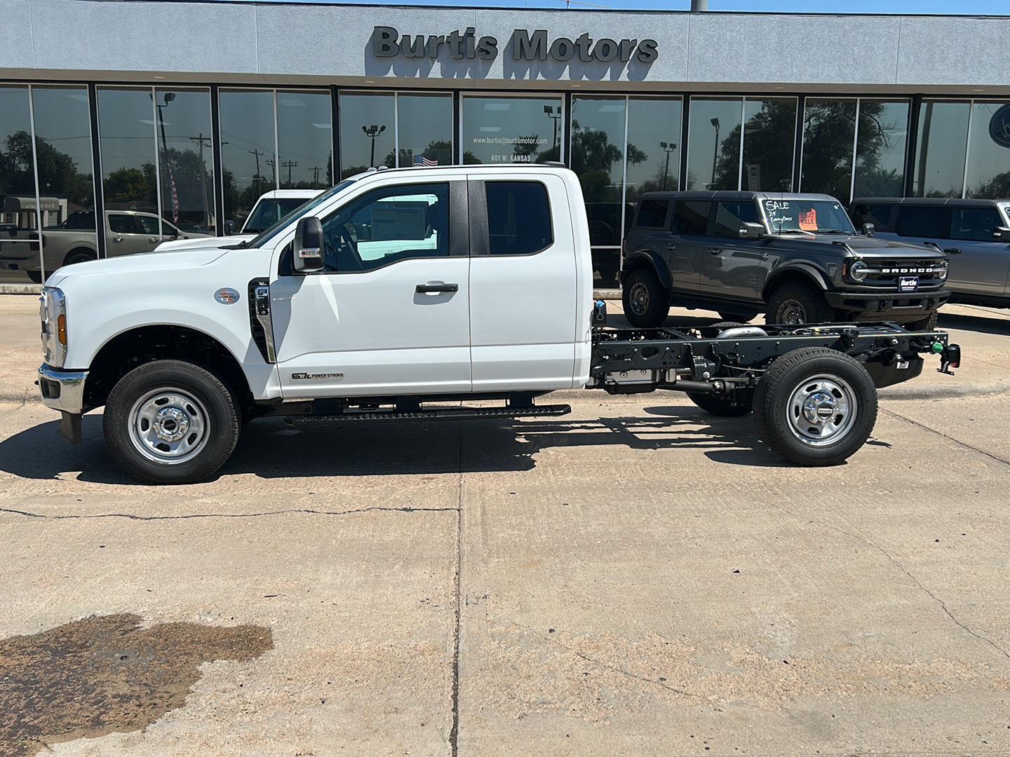 2025 Ford F-350 Super Duty Chassis Cab XL's photo