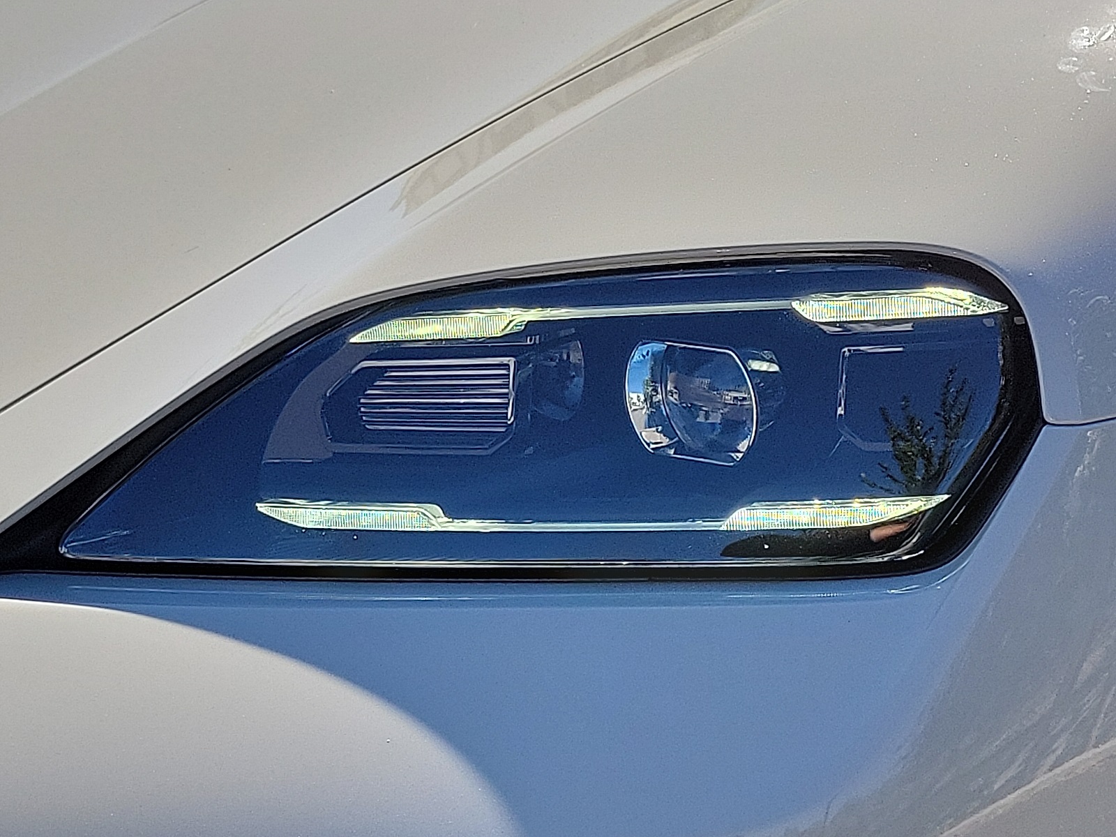 2025 Porsche Taycan photo 32