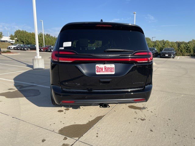 2026 Chrysler Pacifica Limited photo 3
