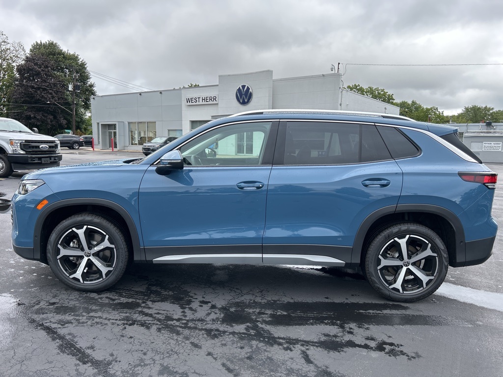 2025 Volkswagen Tiguan SE photo 2