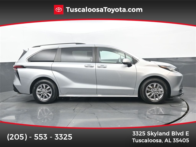 2022 Toyota Sienna XLE's photo