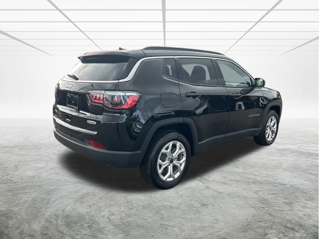 2025 Jeep Compass Latitude photo 3