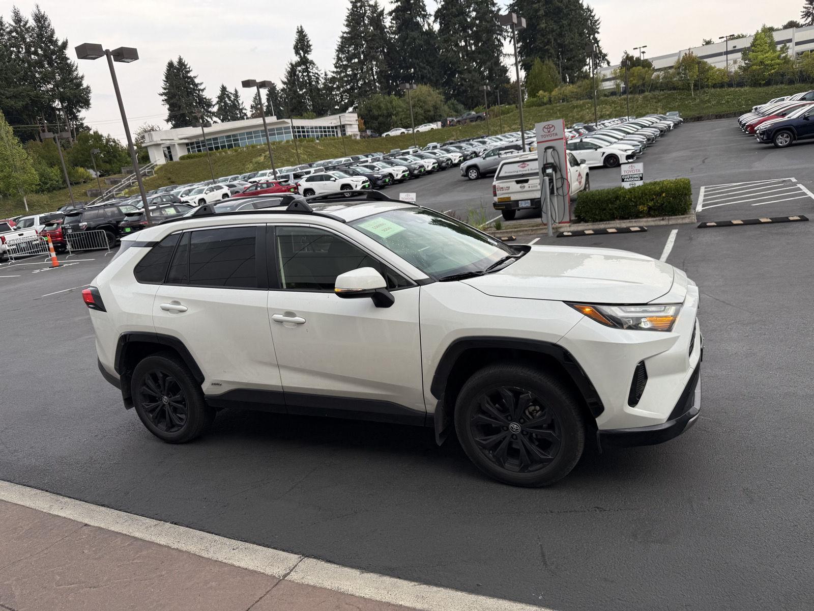 2022 Toyota RAV4 Hybrid SE photo 5