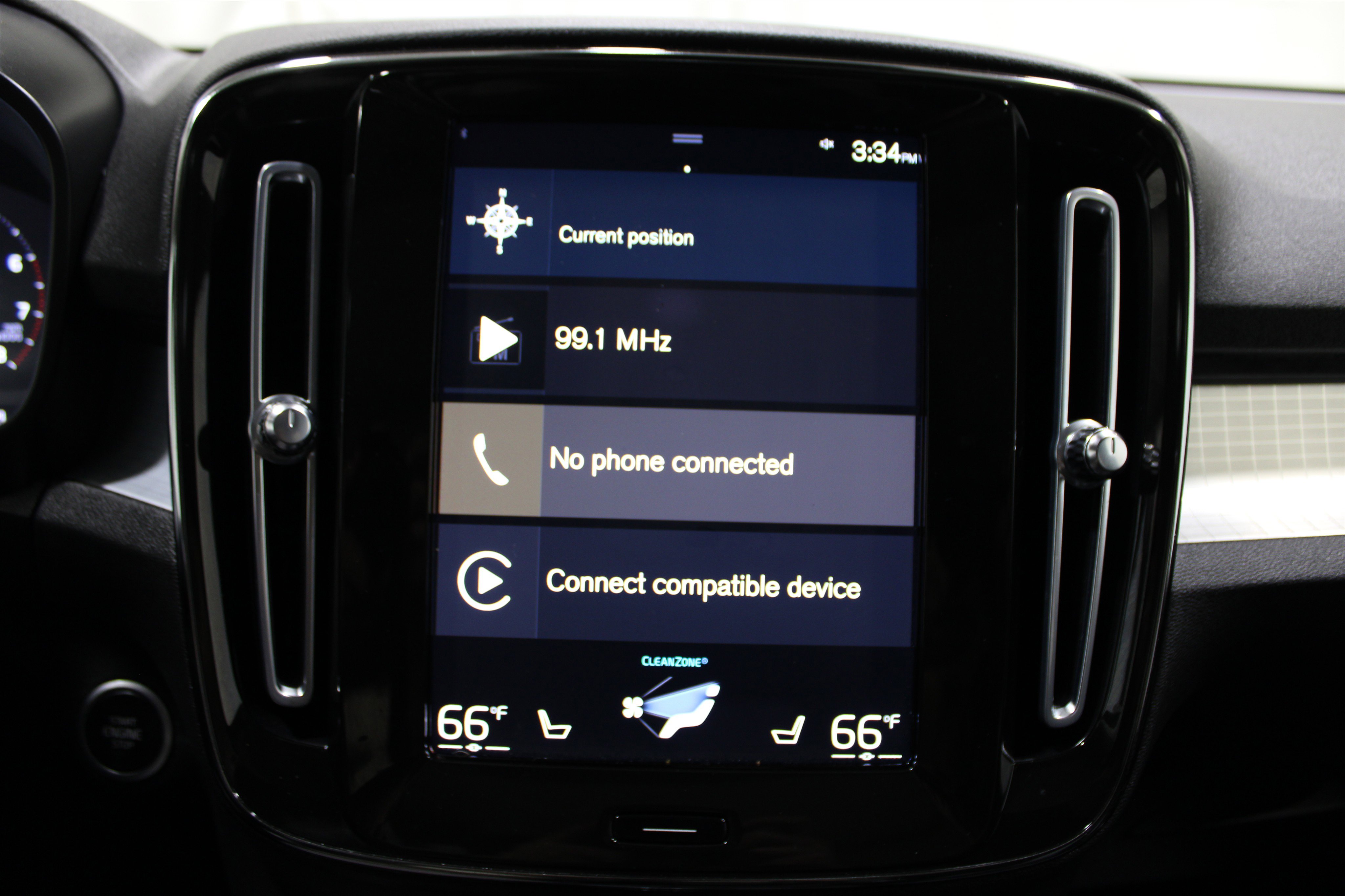 2022 Volvo XC40 Momentum photo 3