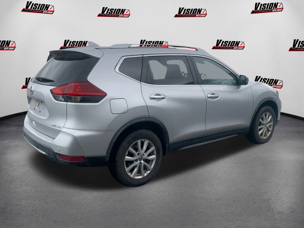 2019 Nissan Rogue SV photo 5