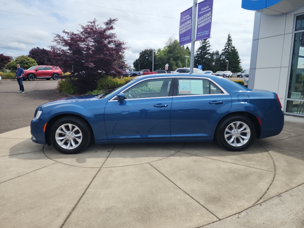 2020 Chrysler 300 Touring photo 2