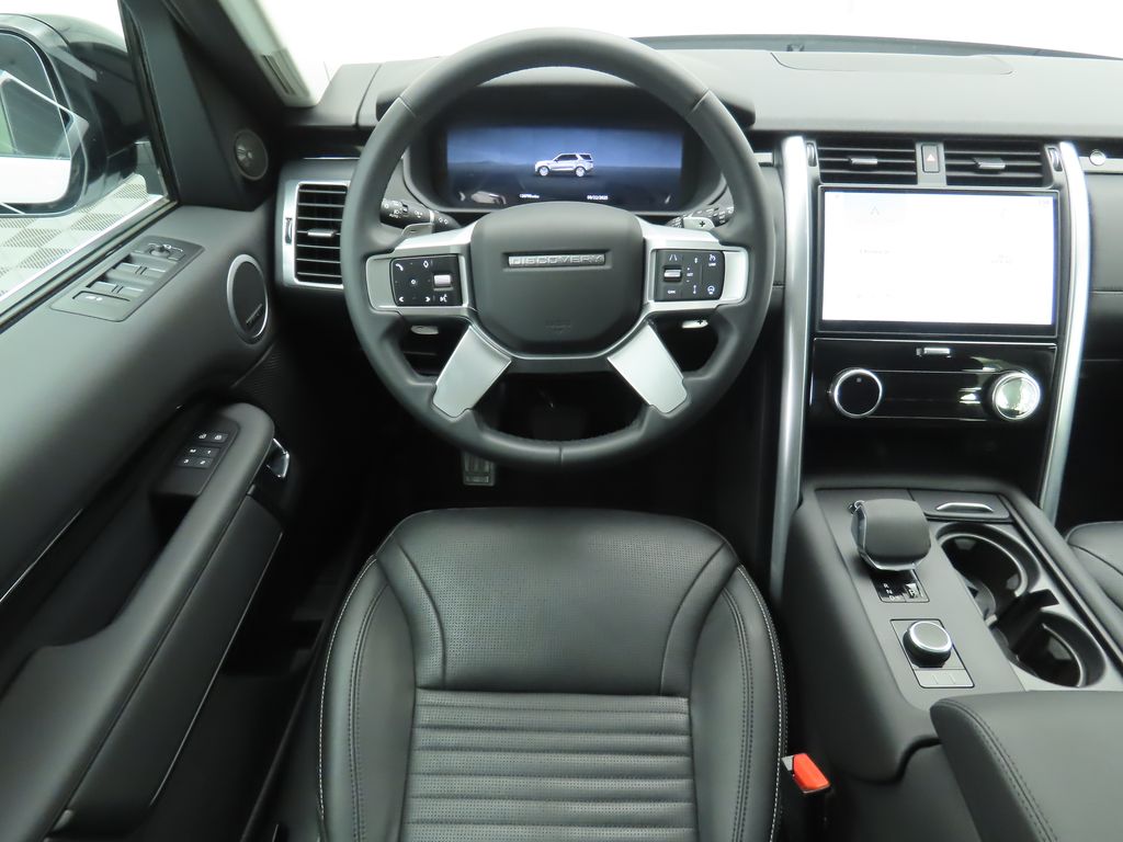 2024 Land Rover Discovery P300 S photo 9