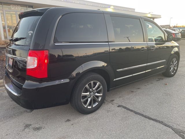 2015 Chrysler Town & Country S photo 3