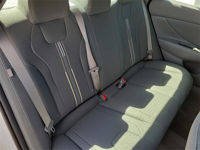 2025 Hyundai Elantra SEL Sport photo 19