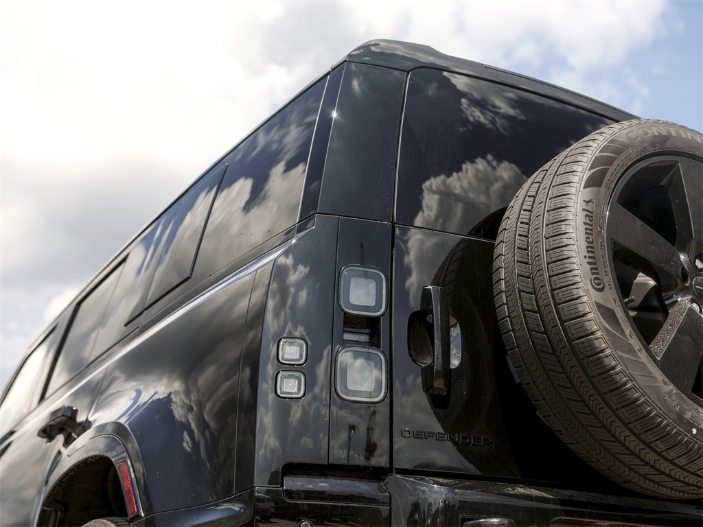 2026 Land Rover Defender 110 V8 photo 5